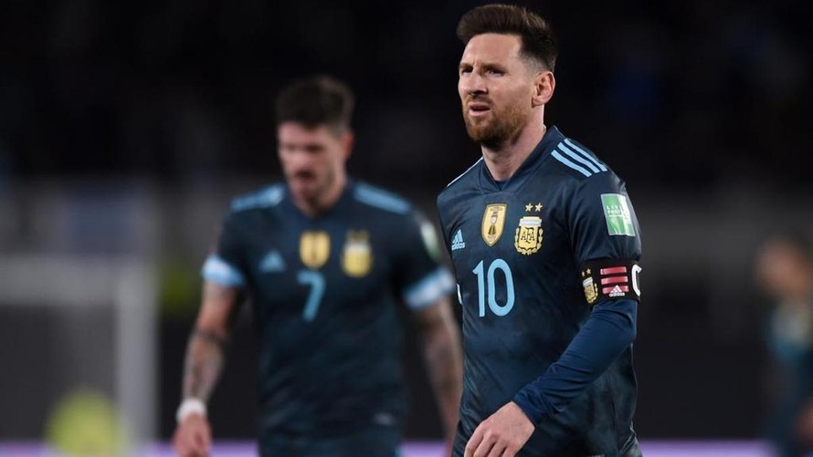 Thắng khó nhọc, Messi đổ lỗi cho... trọng tài