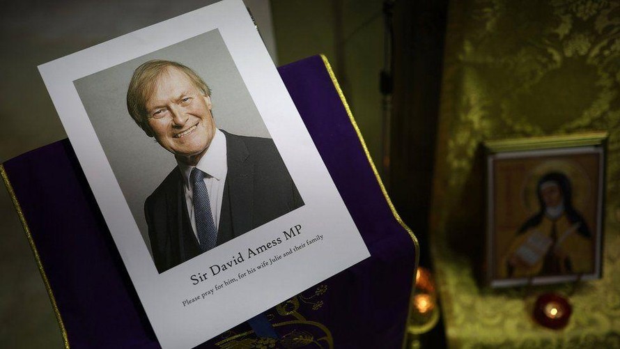 Di ảnh của cố nghị sĩ David Amess tại một nhà thờ ở thành phố Winchester, cố đô của nước Anh. Ảnh: Getty.