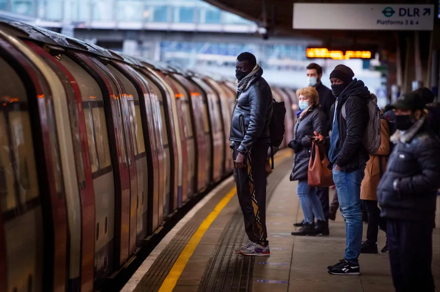 Một ga tàu điện nhẹ trên cao (DLR) ở thủ đô London. Ảnh: Evening Standard.