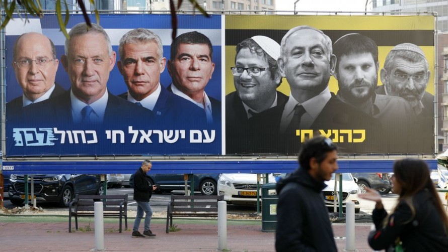 Tấm biển vận động tranh cử tại Israel. Bên trái là hình ảnh ứng viên Benny Gantz, bên phải là đương kim Thủ tướng Benjamin Netanyahu