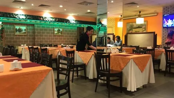 Một nữ phục vụ bàn Triều Tiên tại nhà hàng Koryo, nhà hàng ẩm thực Triều Tiên tại Moscow, Nga