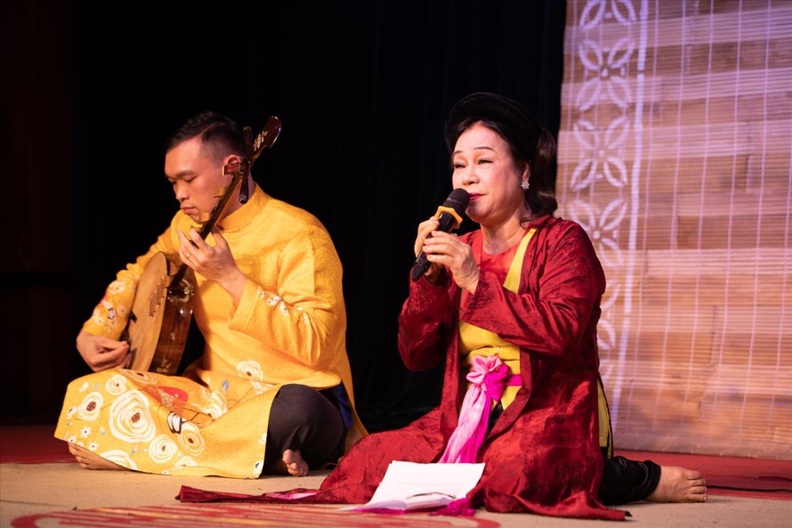 NSND Thanh Hoài thể hiện một trích đoạn Kiều. Ảnh: Nguyễn Hòa