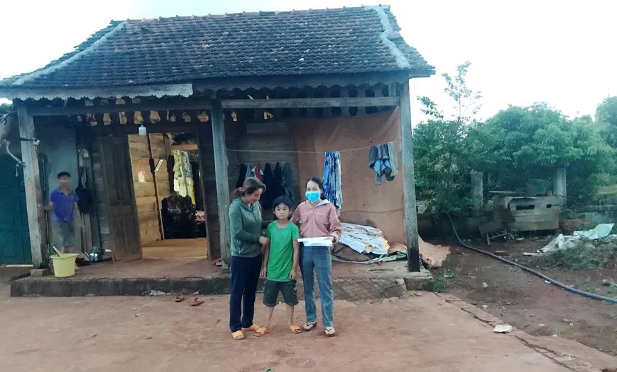 Giáo viên các trường mầm non ở huyện Ea H’leo đến nhà học sinh 3 năm trước để truy thu lại tiền chi sai