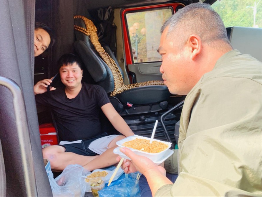 Tranh thủ ăn uống trước khi lái xe xuất khẩu qua biên giới. Ảnh: Duy Chiến