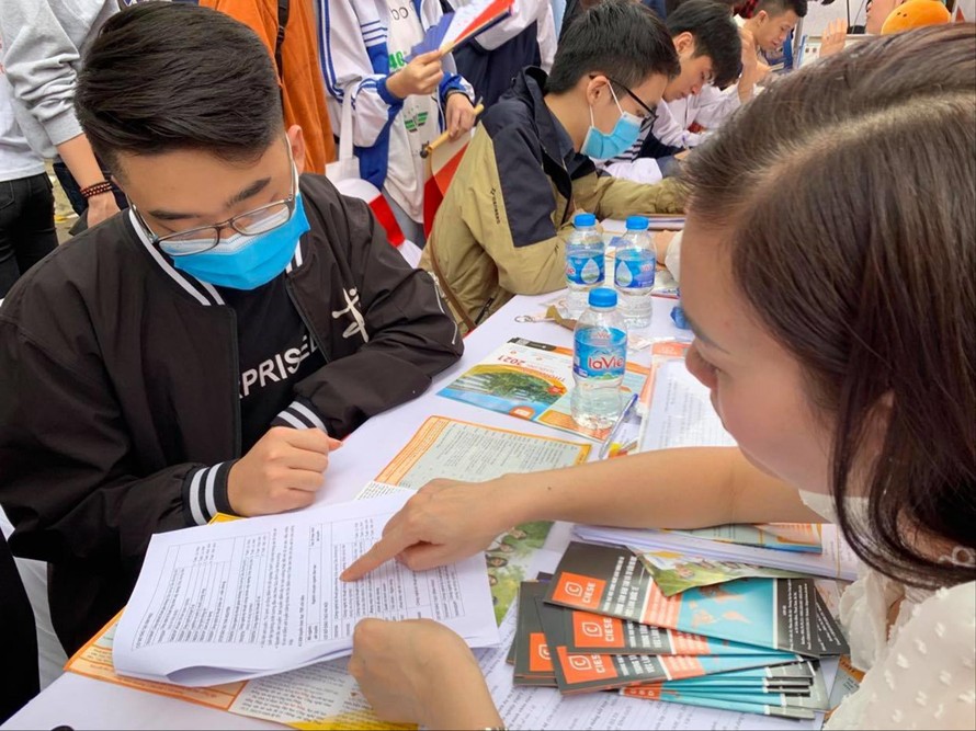 Hôm nay, thí sinh bắt đầu làm hồ sơ đăng ký dự thi tốt nghiệp THPT và xét tuyển ĐH 2021. Ảnh: Diệp An 
