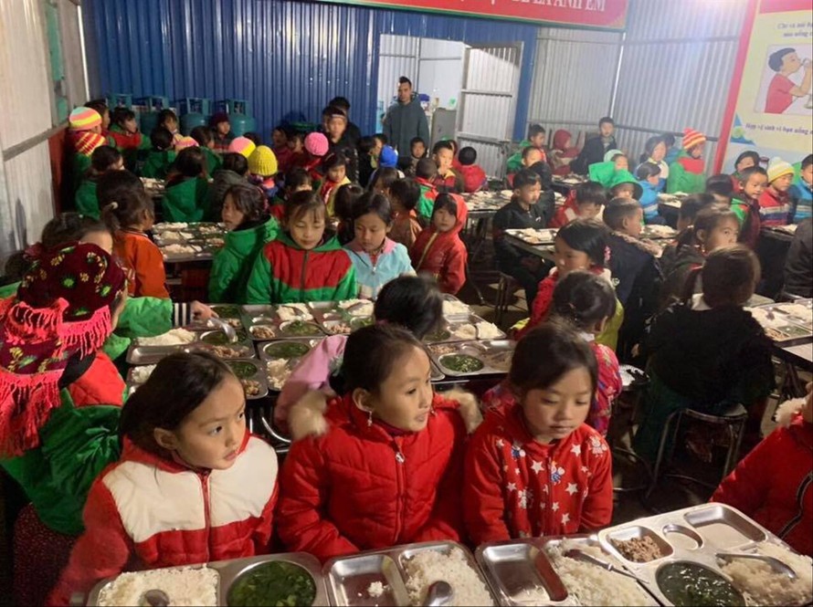 Bữa ăn của học sinh vùng cao. (Ảnh tư liệu 2019) 
