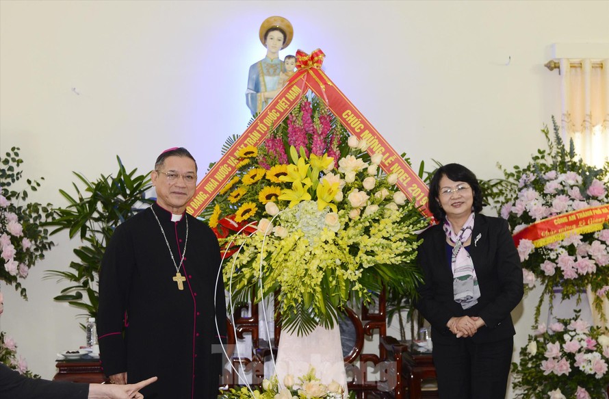 Phó Chủ tịch nước Đặng Thị Ngọc Thịnh chúc mừng Giáng sinh tại Giáo phận Bùi Chu. Ảnh: Hoàng Long