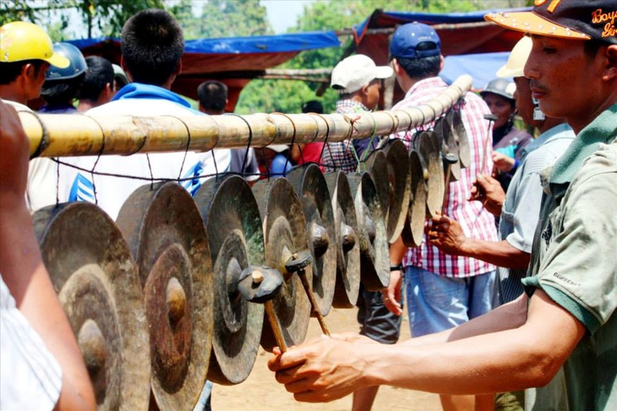 Trình diễn cồng chiêng trong lễ bỏ mả