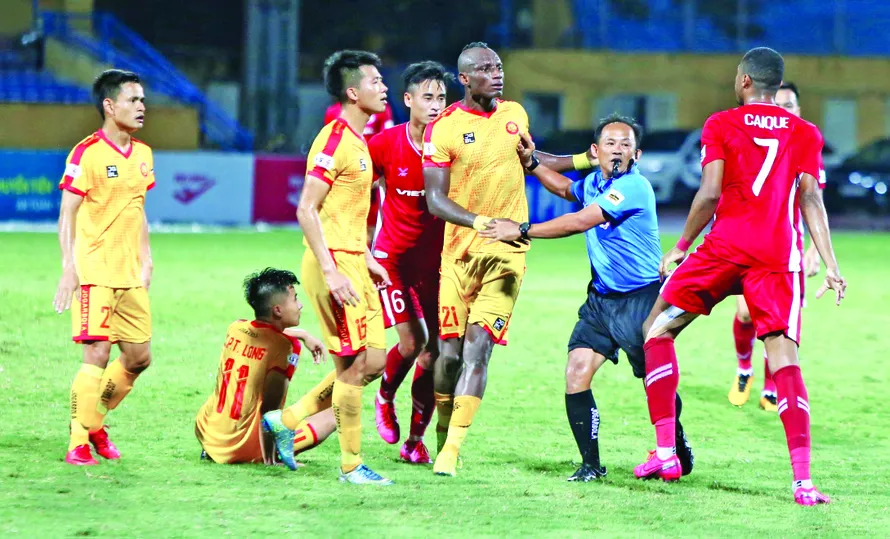 Trọng tài ngăn cản những cái đầu nóng lao vào nhau ở trận Viettel gặp Thanh Hoá ở vòng 6. Ảnh: TRẦN ANH