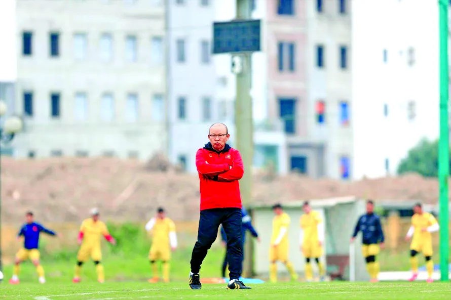 HLV Park Hang Seo muốn V-League tạo cơ hội cho các cầu thủ trẻ để giải quyết cuộc khủng hoảng thiếu tiền đạo giỏi của tuyển Việt Nam. Ảnh: Anh Tú
