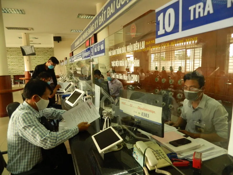 Cán bộ, công chức thành phố Thủ Đức (TPHCM) giải quyết thủ tục hành chính cho người dân