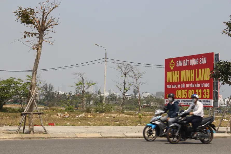 Chủ một số sàn giao dịch cho hay, mỗi ngày đều “đẩy” được nhiều lô đất tại khu Nam Hòa Xuân, trên thực tế rất ít giao dịch. Ảnh: Thanh Trần