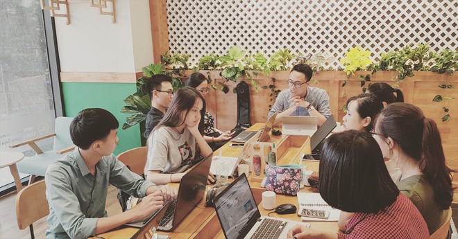 Nguyễn Hữu Dũng chủ trì buổi họp trao đổi công việc với nhóm cộng sự. Ảnh: CTV
