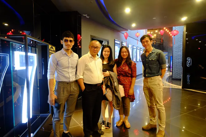 Nhà văn Ngô Thảo (áo trắng, thứ hai từ trái sang), ông là người có nhiều đóng góp với những tác phẩm điện ảnh chuyển thể văn học của công ty BHD