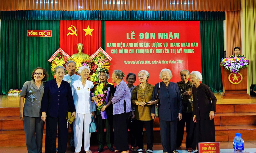 Nhiều đồng chí bạn bè tới chia vui cùng cô Tám Thảo