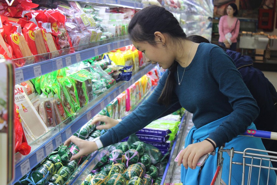 Giá xăng, điện tăng sẽ khiến giá cả các mặt hàng tăng theo. Ảnh: Hồng Vĩnh