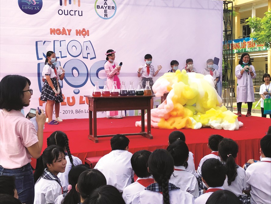 Các em học sinh hào hứng với các thí nghiệm khoa học, khám phá khoa học