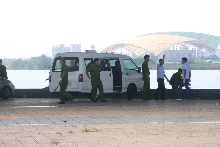Công an khám nghiệm hiện trường nơi phát hiện một phần thi thể nạn nhân. Ảnh : Nguyễn Thành 