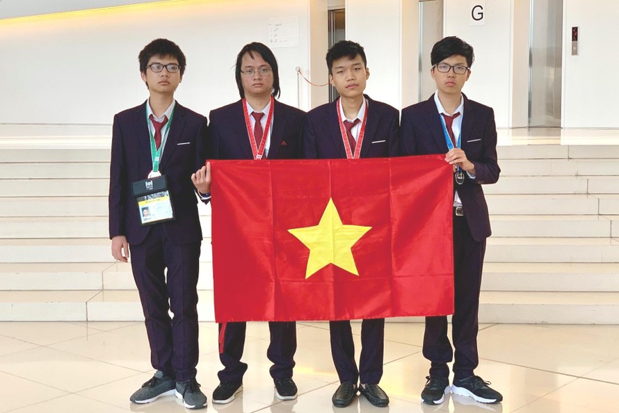 Bùi Hồng Đức (thứ 2 từ phải qua) cùng thành viên đội tuyển Olympic Tin học Quốc tế năm 2019. ẢNH: NVCC
