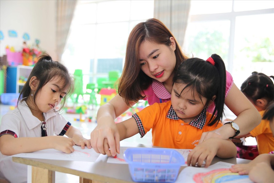 Giáo viên chưa yên tâm đứng lớp khi thu nhập có thể bị giảm. Ảnh: Thế Đại 