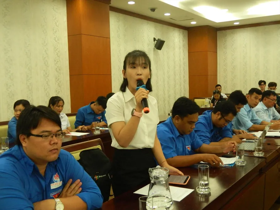 Bạn trẻ góp ý dự thảo văn kiện trình Đại hội XIII của Đảng chiều 27/10 