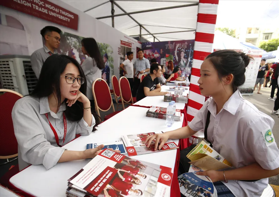 Cánh cửa đại học vẫn luôn rộng mở với thí sinh. Ảnh: Như Ý 