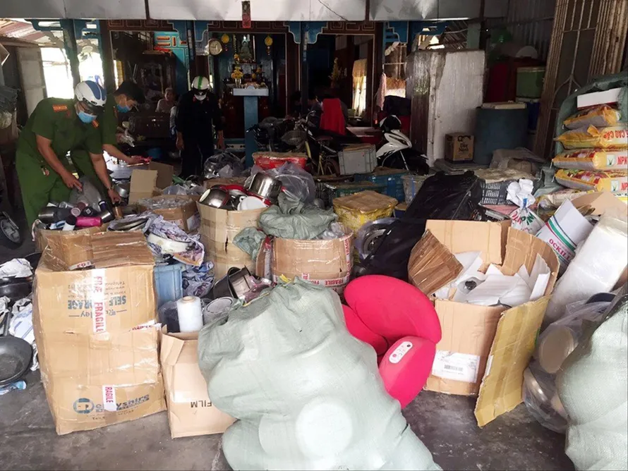 Công an phát hiện 3 kho hàng hóa không hóa đơn, chứng từ trên địa bàn phường Vĩnh Nguơn, TP Châu Đốc, tỉnh An Giang