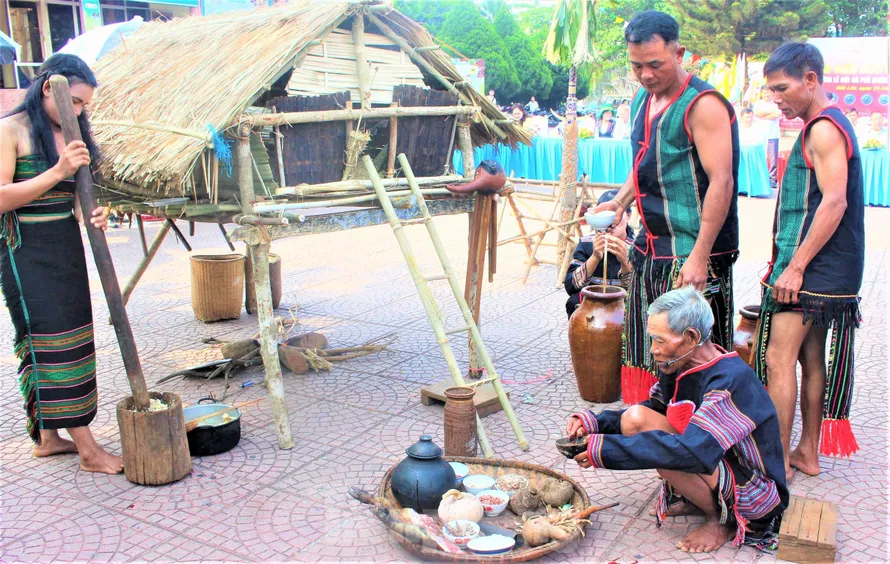 Thầy cúng dùng máu tươi bôi lên các vật dụng trong gia đình