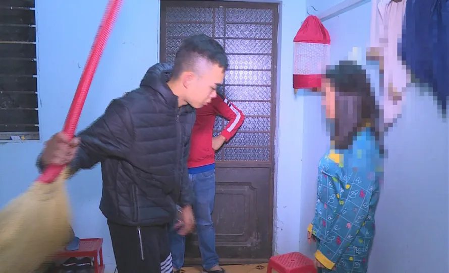Đạt khai dùng chổi đánh các cô gái