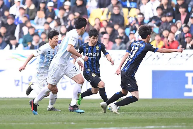 Nguyễn Công Phượng chưa đảm bảo thể lực ở K-League