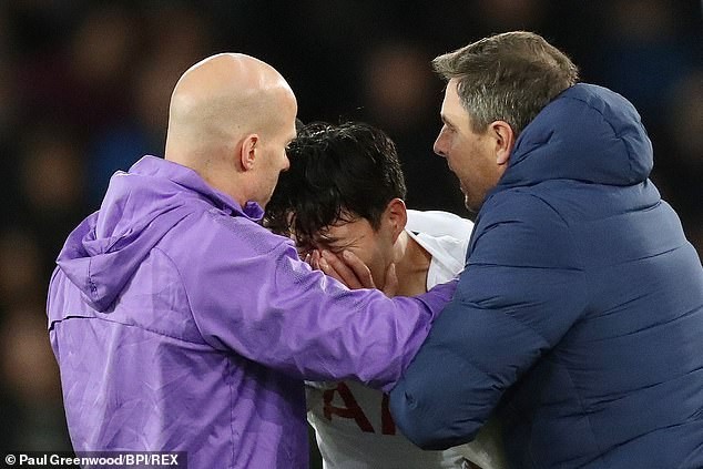 Son Heung-min khóc nức nở sau khi Gomes gãy cổ chân.