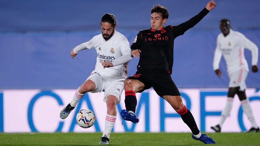 Real Madrid (trái) chấp nhận chia điểm trước Sociedad