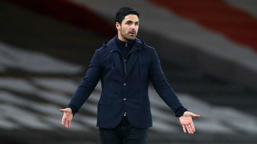 HLV Mikel Arteta chán nản với các sai lầm của học trò.