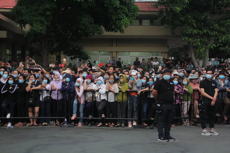 Hàng nghìn người dân chờ dưới mưa dọc đường ra sân bay để chào Chí Tài lần cuối 