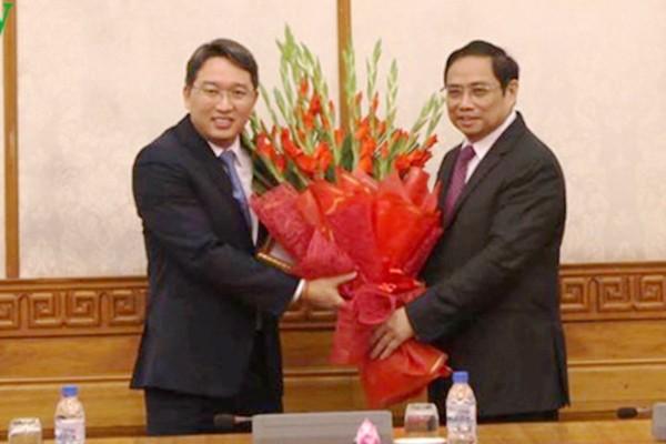 Đồng chí Phạm Minh Chính trao quyết định và chúc mừng đồng chí Nguyễn Hải Ninh. Ảnh VOV 
