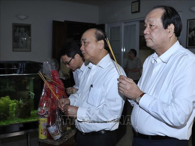 Thủ tướng Nguyễn Xuân Phúc dâng hương, tưởng nhớ Tổng Bí thư Nguyễn Văn Linh. Ảnh: Thống Nhất/TTXVN 