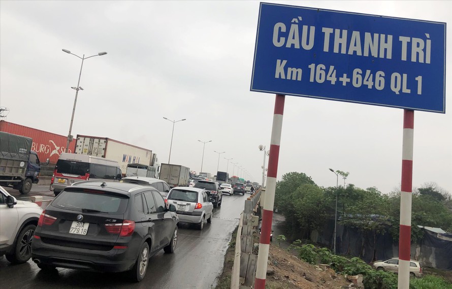 Tại cầu Thanh Trì liên tục xảy ra ùn tắc, tai nạn