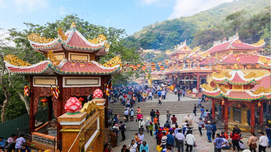 Hòa thượng Viên Minh cho rằng lên chùa cầu lộc, cầu tài, cầu danh... là sai và có cầu cũng không được