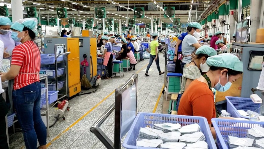 Công nhân sản xuất 3 tại chỗ ở Bình Dương. Ảnh: HƯƠNG CHI