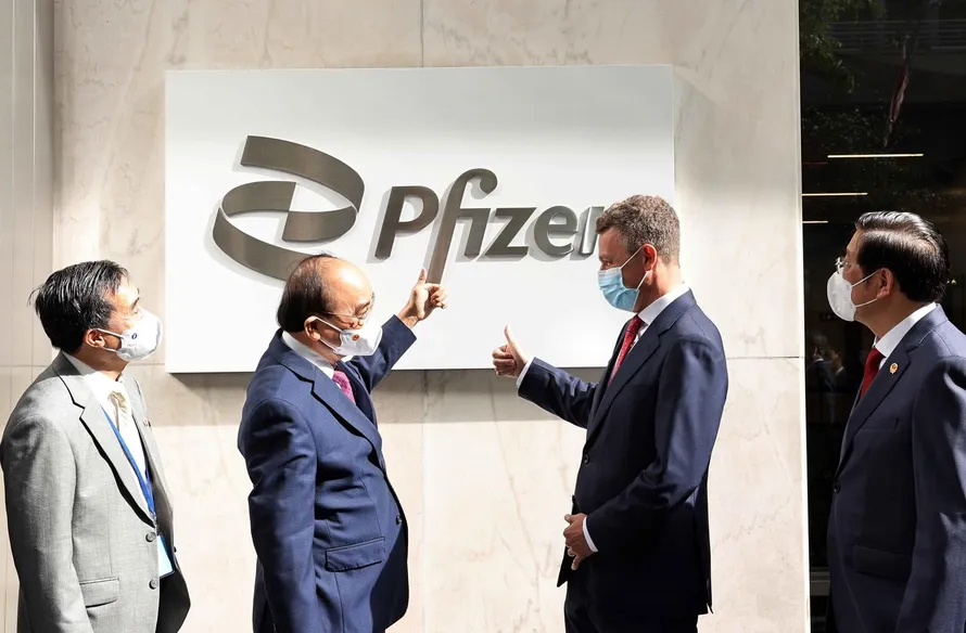 Chủ tịch nước Nguyễn Xuân Phúc thăm và làm việc tại Công ty Pfizer. Ảnh: TTXVN