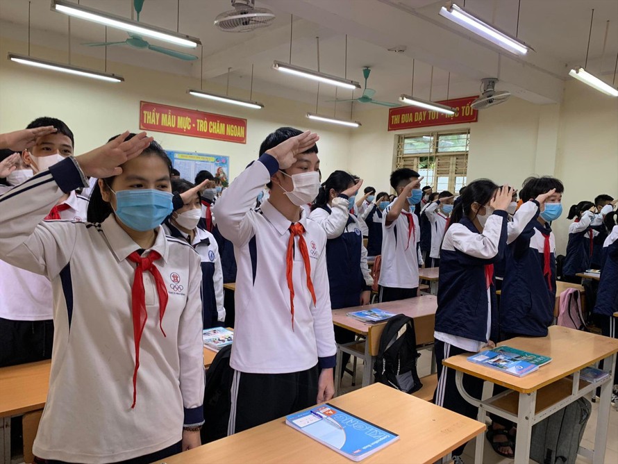 Học sinh Trường THCS Mai Đình, huyện Sóc Sơn trong ngày đầu đi học trực tiếp sau gần 3 tháng học trực tuyến 