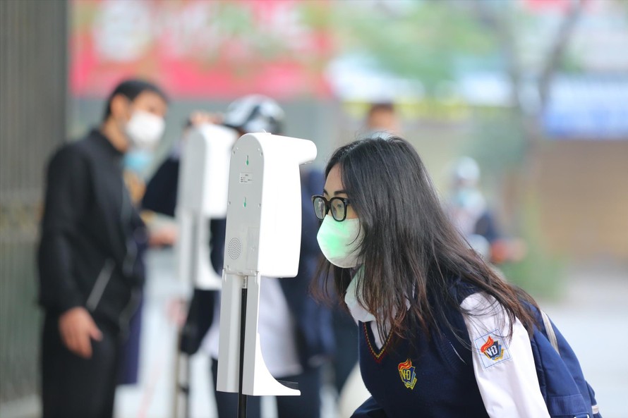 Học sinh lớp 12 đi học trực tiếp tại Hà Nội Ảnh: Trọng Tài
