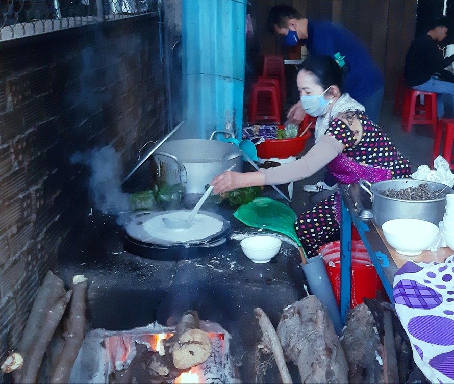 Bà Luyến tráng bánh 