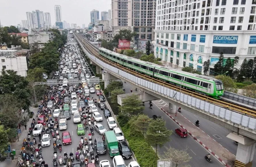 Đường ùn tắc do nhiều xe cá nhân, trong khi đường sắt Cát Linh - Hà Đông chỉ vận hành kỹ thuật rồi lại xếp bãi đỗ. Ảnh: Tr. Đ