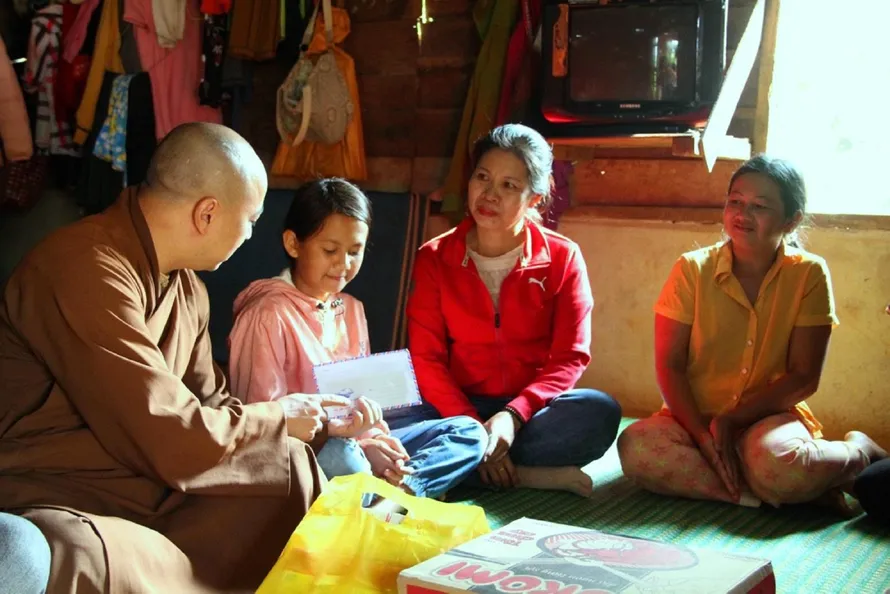 Đại đức Thích Minh Đăng hỗ trợ cho học sinh nghèo 