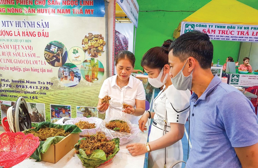 Phiên chợ sâm tiền tỷ lúc chưa giãn cách Ảnh: H.T