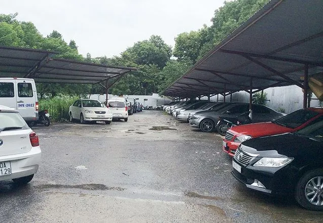  Sau gần 10 năm triển khai, mặt bằng dự án bãi đỗ xe ngầm trong Công viên Thống Nhất vẫn là những điểm trông xe lậu Ảnh: A. Trọng 