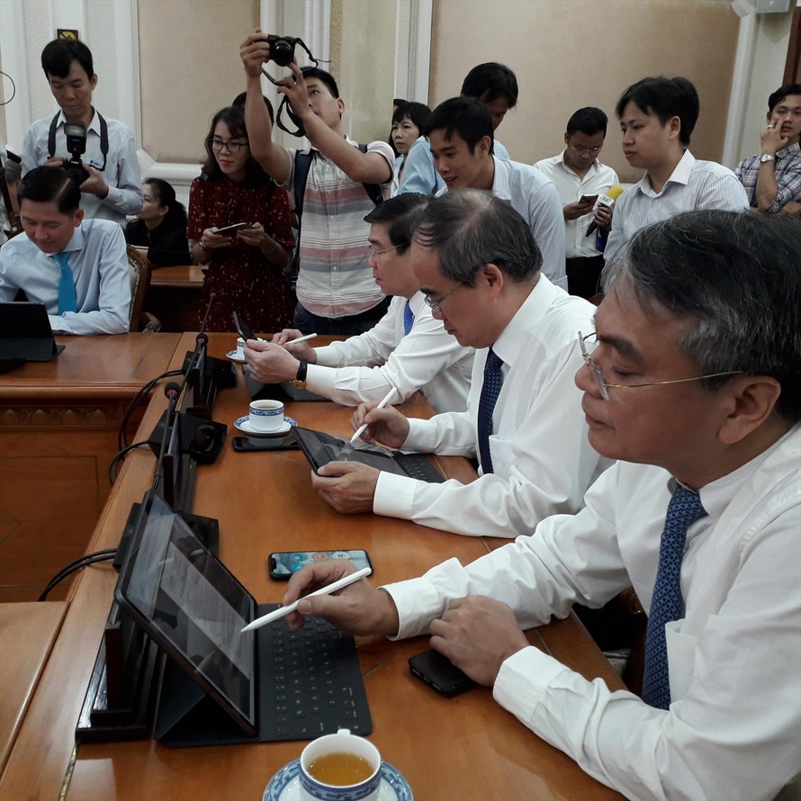 Lãnh đạo TPHCM và các quận huyện thực nghiệm mô hình phòng họp không giấy vào sáng 25/6