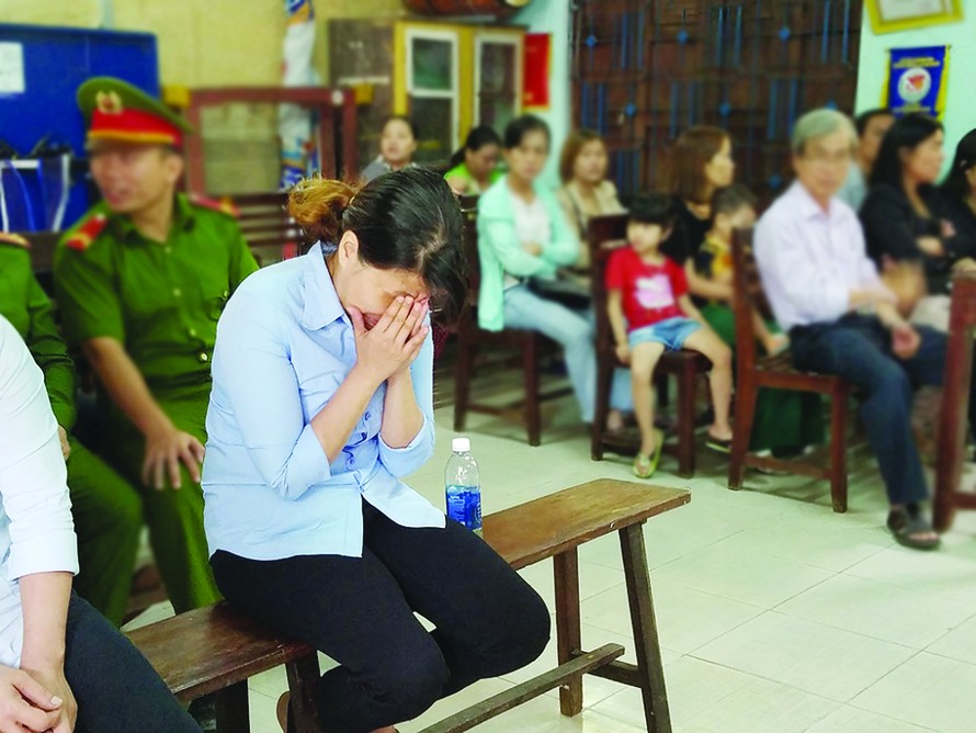 Chủ cơ sở trông giữ trẻ Mẹ Mười - Đinh Thị Hồng ra tòa vì bạo hành trẻ em, suốt phiên xử liên tục khóc và chắp tay xin lỗi vì đã đẩy gia đình vào cảnh khốn cùng Ảnh: Giang Thanh