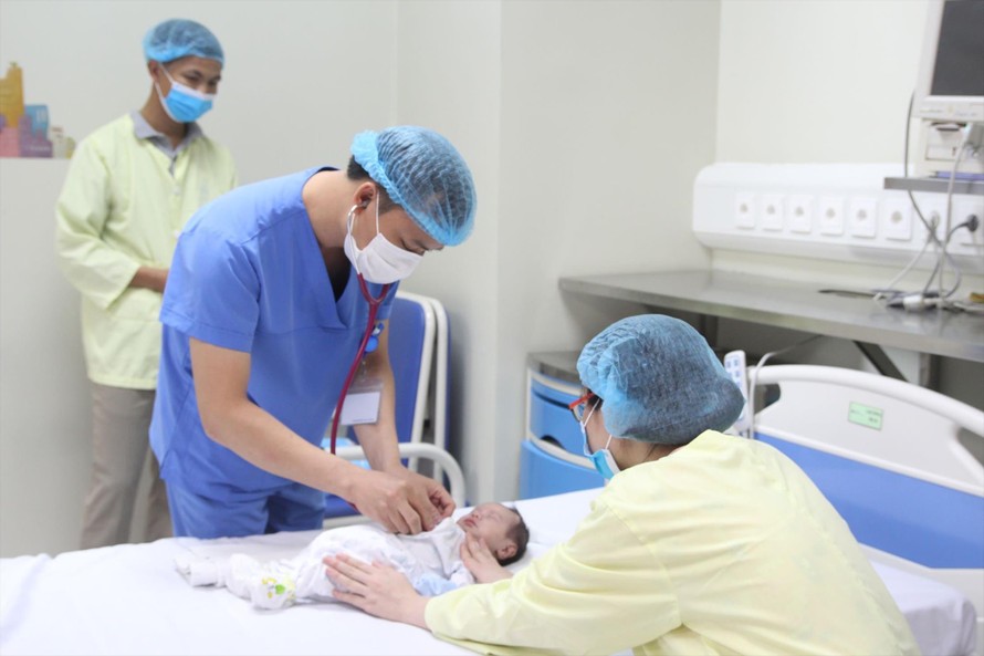 Bé sơ sinh hồi phục sau ca phẫu thuật phức tạp Ảnh: T.Hà 